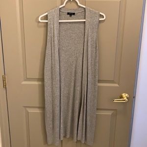Sleeveless gray cardigan